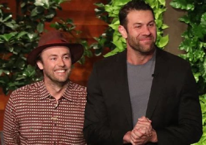 Is Lee Asher Gay? Keeping his Love Life Private Makes Fans Wonder if He is Gay!