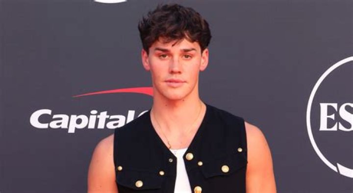 Is Noah Beck Gay? A Look at the TikTok Star’s Sexuality and Relationships