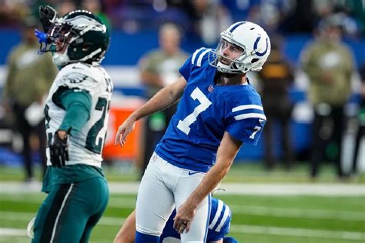 Jalen Hurts’ late TD run gives Eagles 17-16 win over Colts