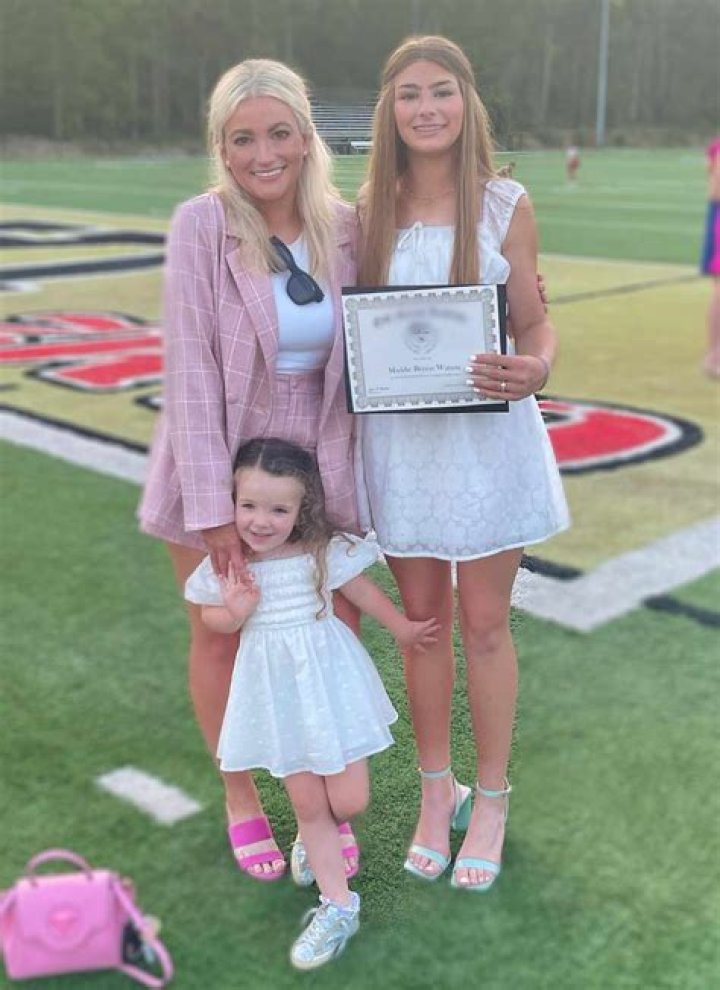 Jamie Lynn Spears’ Daughter Goes to Prom in Pretty Pink; The Highschool Students Posts Pictures