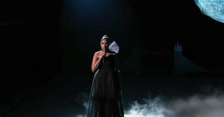 Jennifer Hudson Gives Tearful Tribute