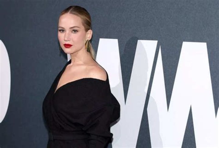Jennifer Lawrence tells Kylie Jenner her makeup artist is so good people are convinced she had eye surgery