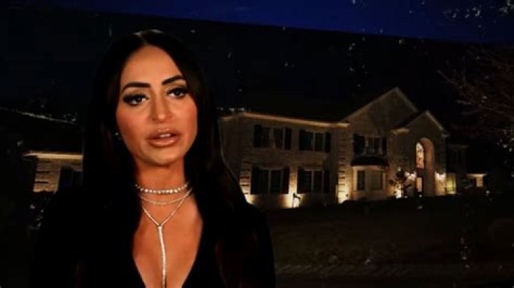 Jersey Shore spoiler: Angelina dishes NYE fling with another man