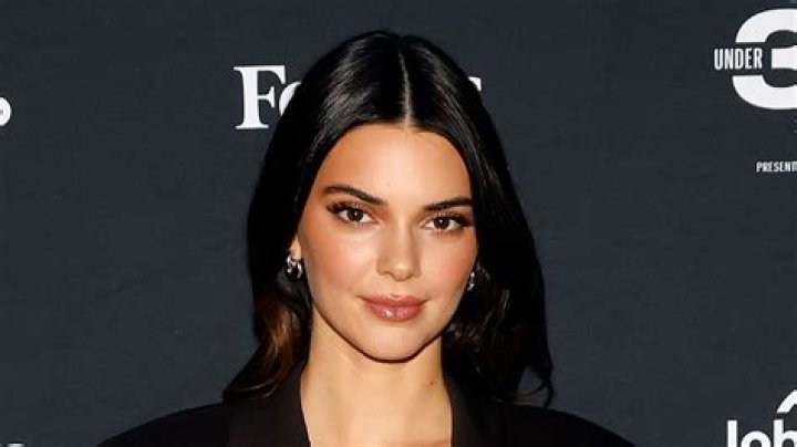 Kardashian fans find more clues Kendall Jenner got a boob job after they notice 'obvious' detail about her cleavage