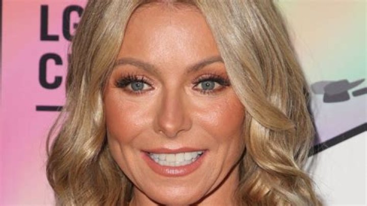 Kelly Ripa wants husband Mark Conseulos to pose nude: ‘It’s a real treat’