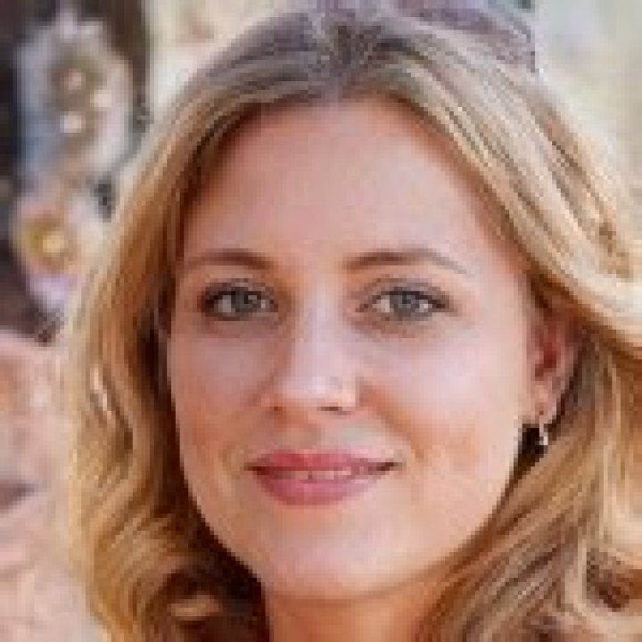 Kelsey Gabbert Bio | Age, Height, Husband, Tulsi Gabbard, Hawaii and Bikini