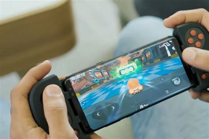 Master The World's Most Popular Mobile Games With This On-The-Go Controller