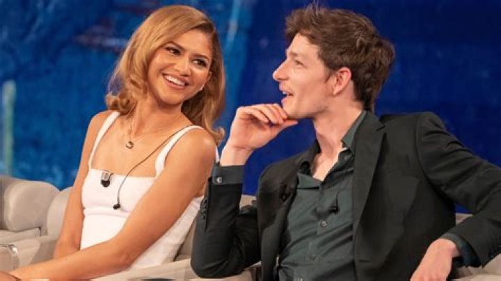 Mike Faist Girlfriend, Who Is He Dating Now? Is He Gay?