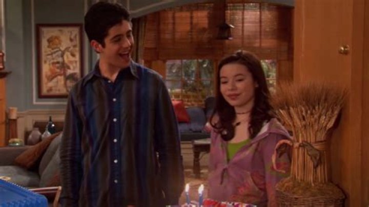 Miranda Cosgrove Reunites With Josh Peck in 'iCarly' Season Two Trailer
