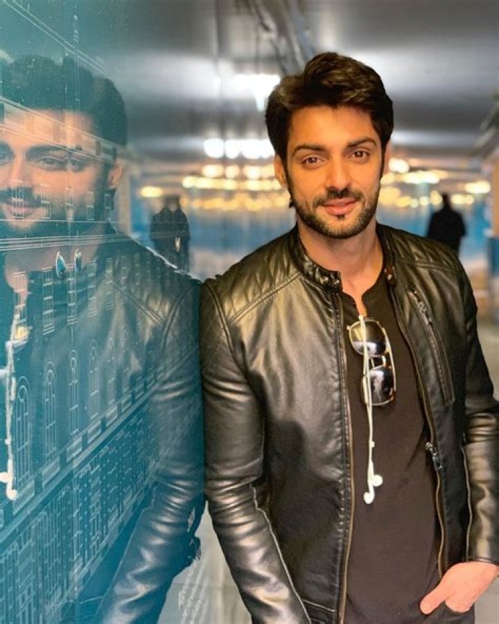 Mohsin Khan reacts to Karan Wahi's stylish mirror selfies with a fiery comment