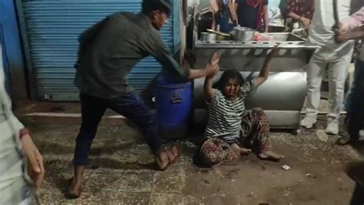 MP Viral Video: “Bhaiya Mujhe Mat Maro,” Group of Men Beats a Woman
