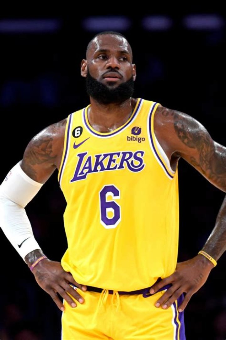 NBA World Reacts To LeBron James Missed Dunk And Layup- LeBrick And LeFlop Trends