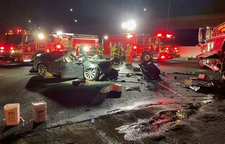No one injured in Clinton garage fire