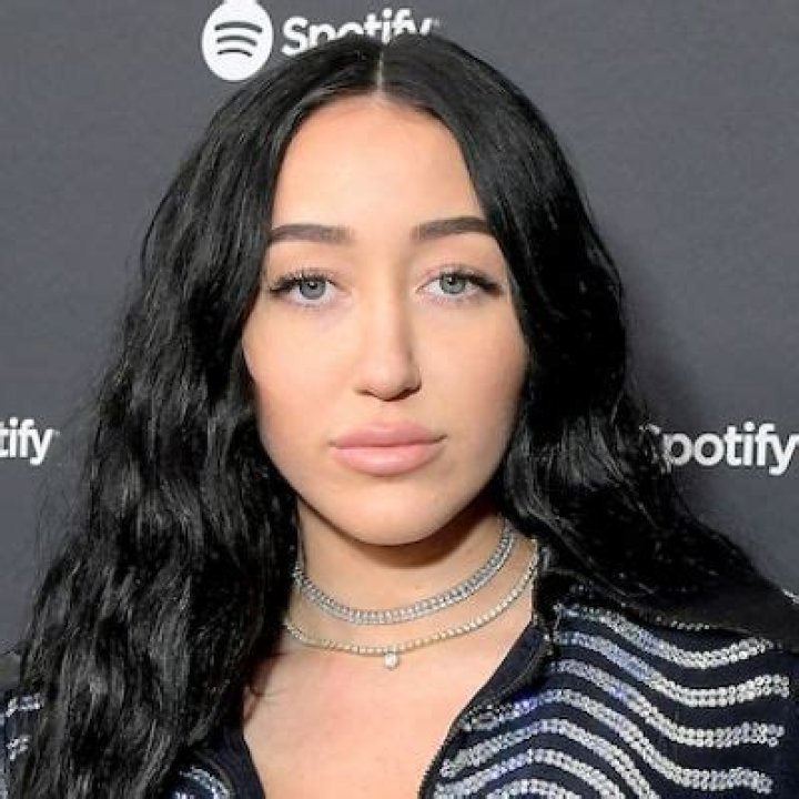 Noah Cyrus’s Age, Ethnicity, Wiki, Bio, Career, Net Worth & More