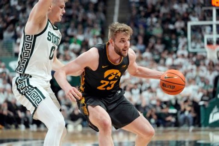 Payton Sandfort, Ben Krikke lead Hawkeyes to win at Michigan State