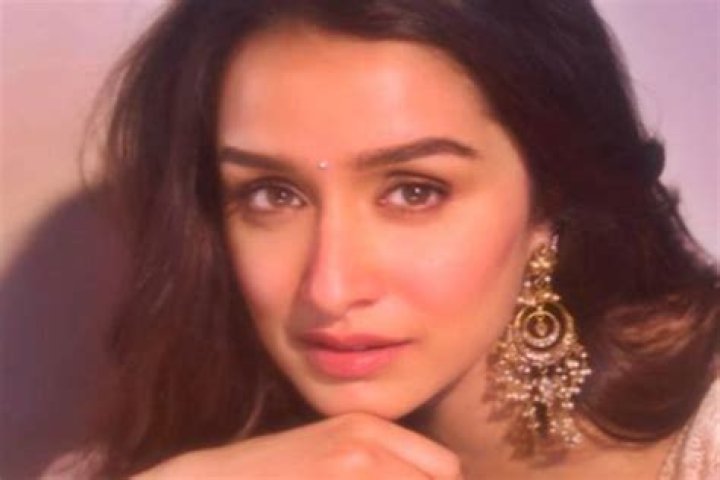 PICS: Shraddha Kapoor asks 'Shaadi kar lun' in new post; excited fans ask 'Dulha mil gaya kya?’