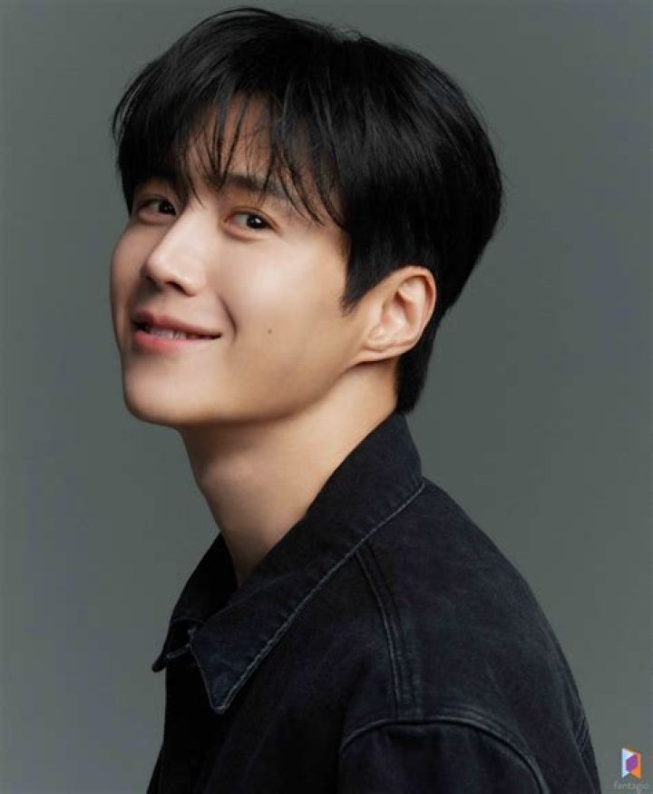 POLL: Ji Chang Wook versus Kim Seon Ho; who does a better green flag character?
