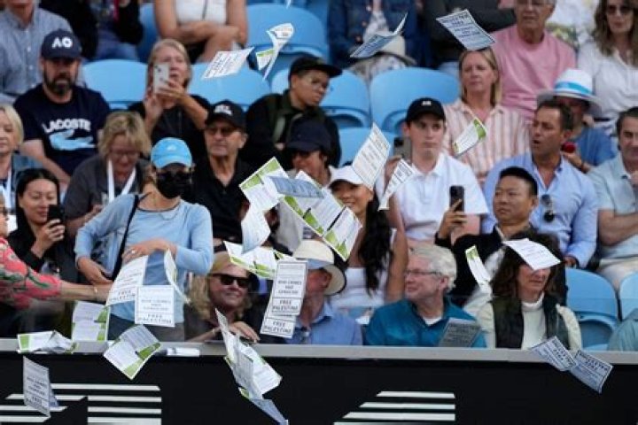 Protester throws papers on court, briefly disrupts Australian Open match between Zverev and Norrie