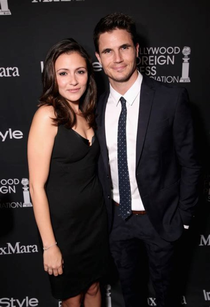 Robbie Amell and Italia Ricci | Married Divorced Children Ex