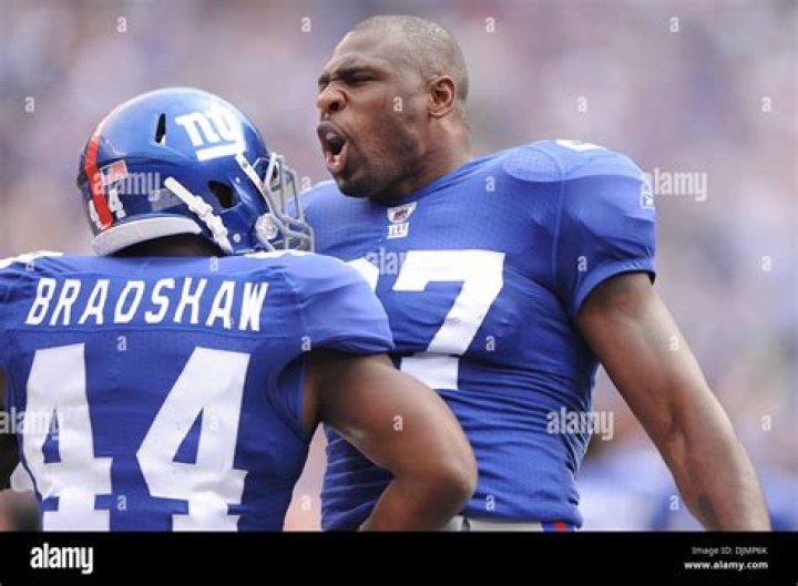 Running Back-Starved Giants Bring Back Brandon Jacobs