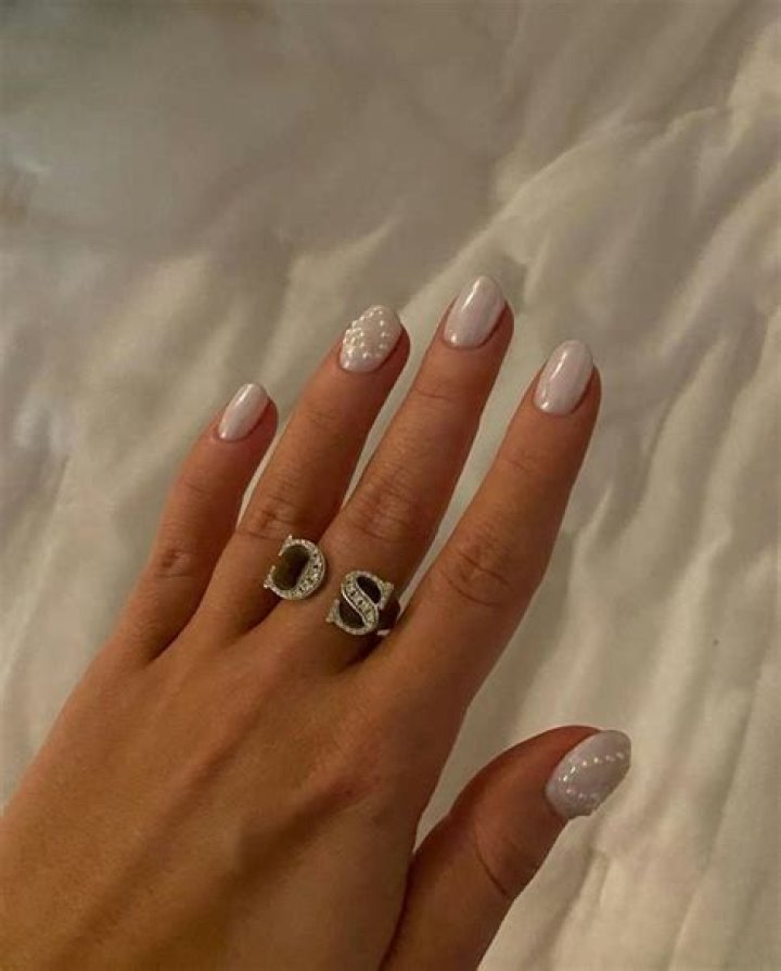 Sabrina Carpenter Wore Pretty Pearl Nails At Taylor Swift's Eras Tour