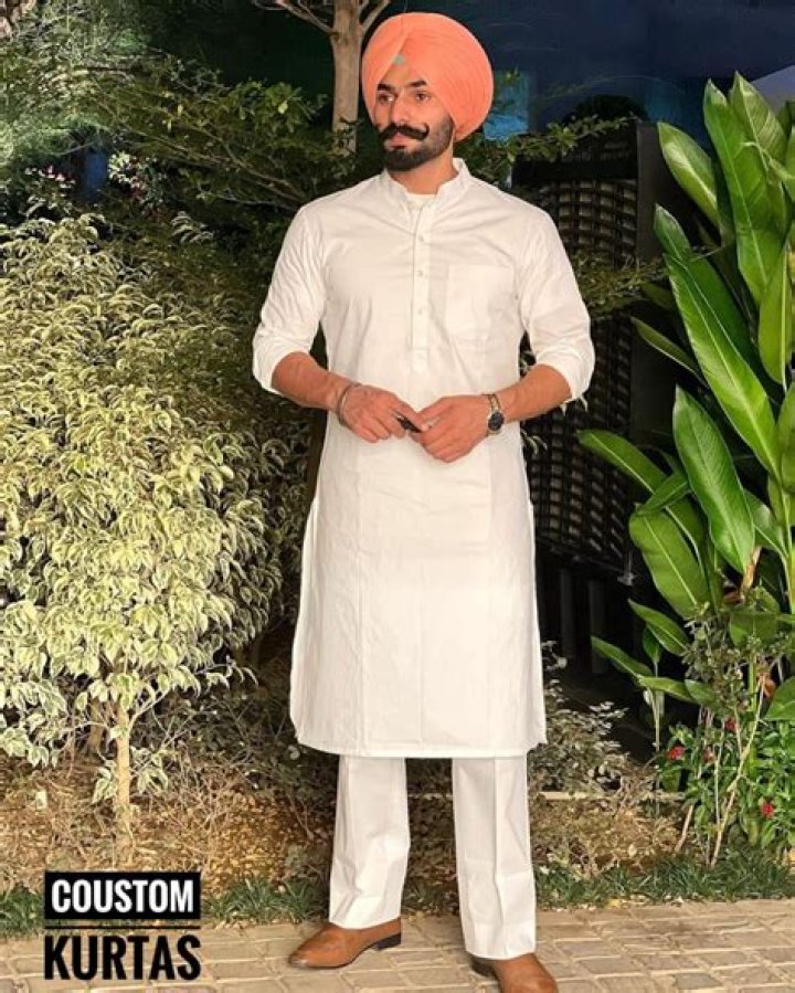 Sara Ali Khan’s white kurta is BEST choice if you’re planning to step out in this scorching heat