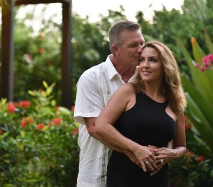 Sara Carter Wikipedia, News, Husband, Photos, Pregnant, Net Worth, Family, Bio, Age, Wiki, Married