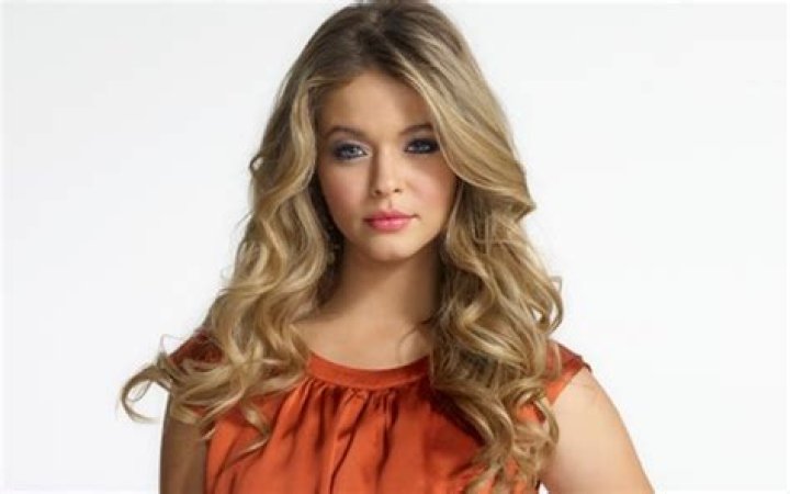 Sasha Pieterse – Biography, Facts & Life Story