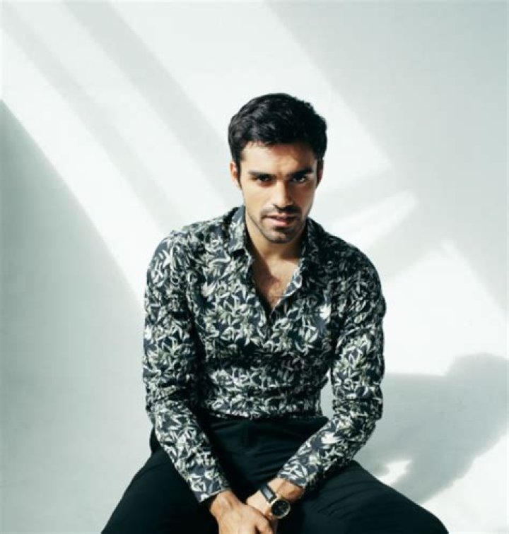 Sean Teale: Bio, Wiki, Age, Career, Girlfriend, Personal Life, Yeezy Sneakers, Net Worth 2023 and More