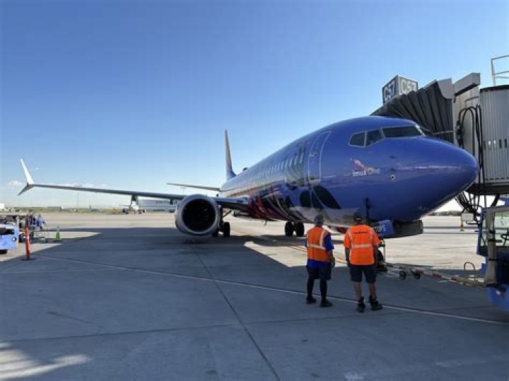 Southwest pilot climbs through window at San Diego International Airport