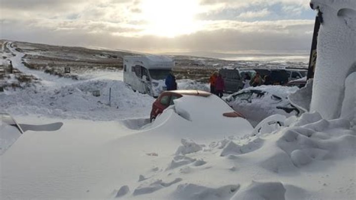 Storm Arwen – ‘Lovely’ pub praised for saving 'stranded' travellers from snow & 98mph gales by offering soup & shelter
