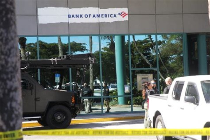 SWAT sniper kills Florida bank robber holding hostage at knifepoint