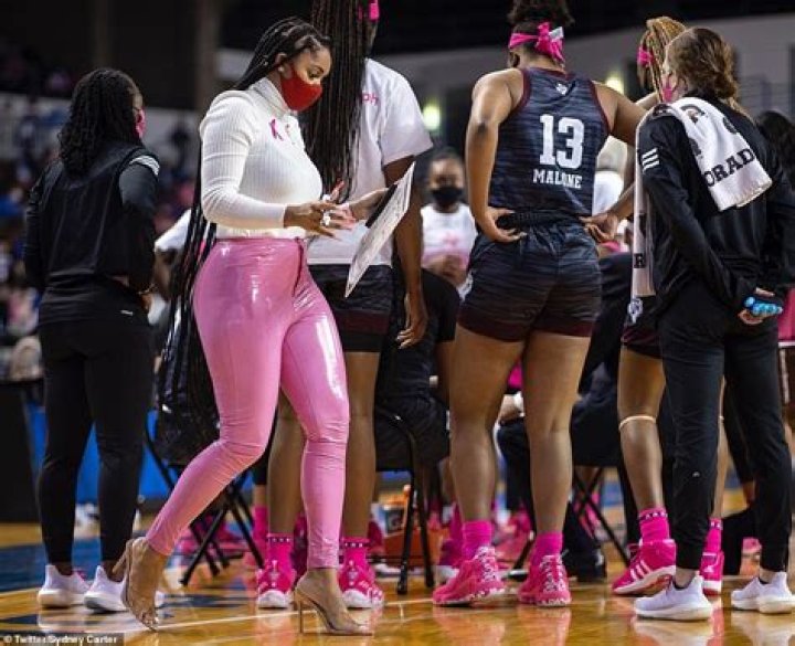 Sydney Carter has Twitter on her defence following pink pants backlash