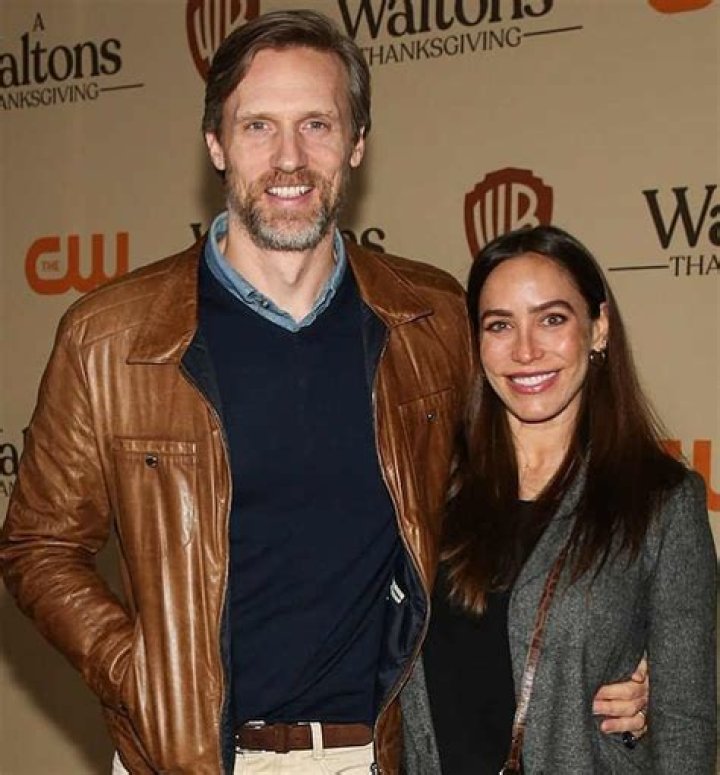 
Teddy Sears Bio, Wiki, Height, Wife, Net Worth, Age & Family