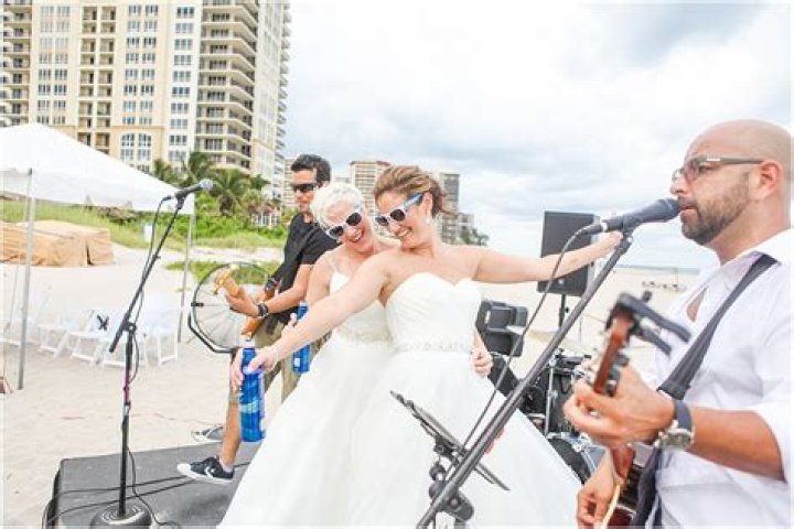 The Ultimate Guide To Choosing Between Wedding DJs and Bands
