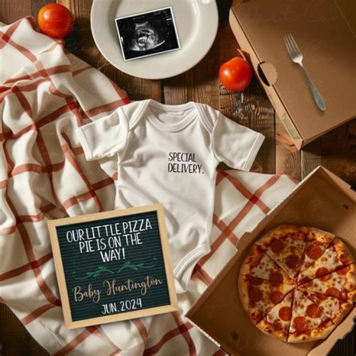 This Pizza Pregnancy Announcement Is So Cute That The Whole Internet Is Screaming