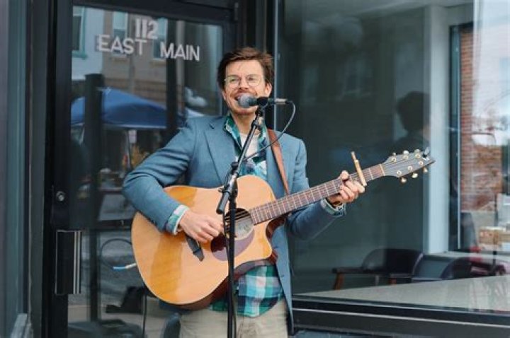 Tom Akers, Lewis Knudsen to perform holiday show