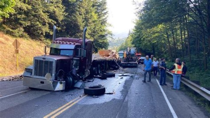 Tow truck/semi crash results in no major injuries, Bettendorf Police say