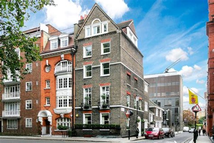 Tycoon saves £260,000 in estate agents’ fees by selling £15m home on internet | London Evening Standard