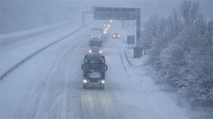 UK weather: Thousands left without power amid new four-day snow alert - with threat of icy roads & school closures