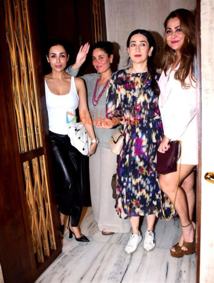 WATCH: Kareena Kapoor poses alongside Karisma Kapoor, Malaika Arora, Amrita Arora at Manish Malhotra's house
