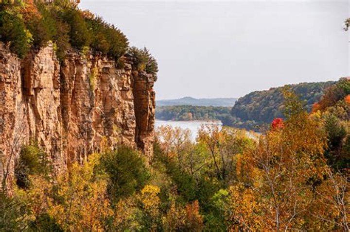 What are the most popular state parks in Iowa and Illinois?