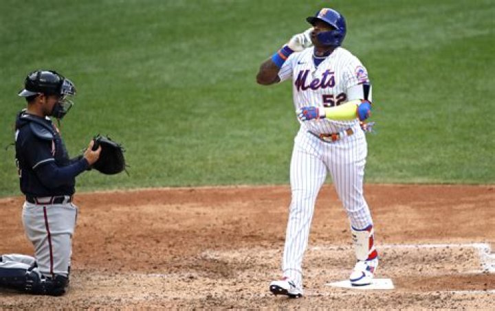 What does yoenis cespedes earn