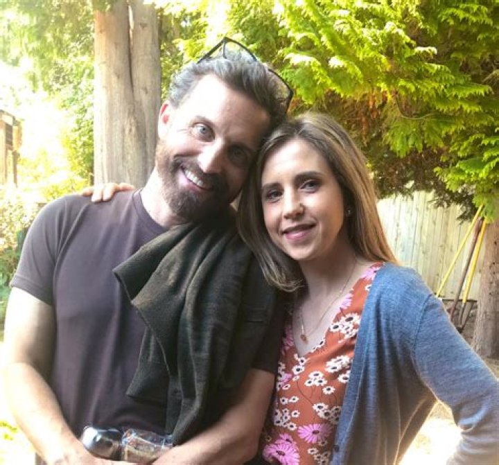 What is Emily Perkins doing today? Height, Husband, Sister
