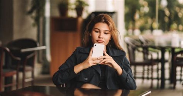 What Is Submarining? This New Dating Trend Is Like Zombieing But Way Worse