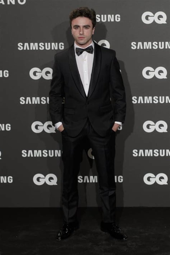 Who is Itzan Escamilla? Age, Height, Wiki, Dating. Is He Gay?