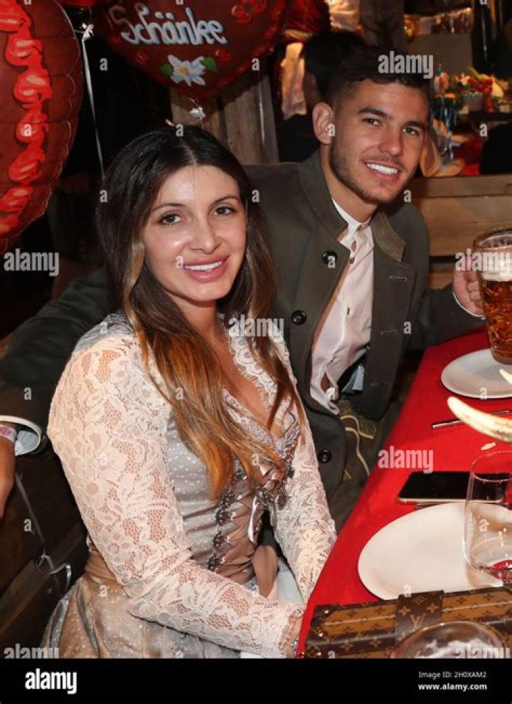 Who is Lucas Hernandez' wife, Amelia de la Osa Lorente?