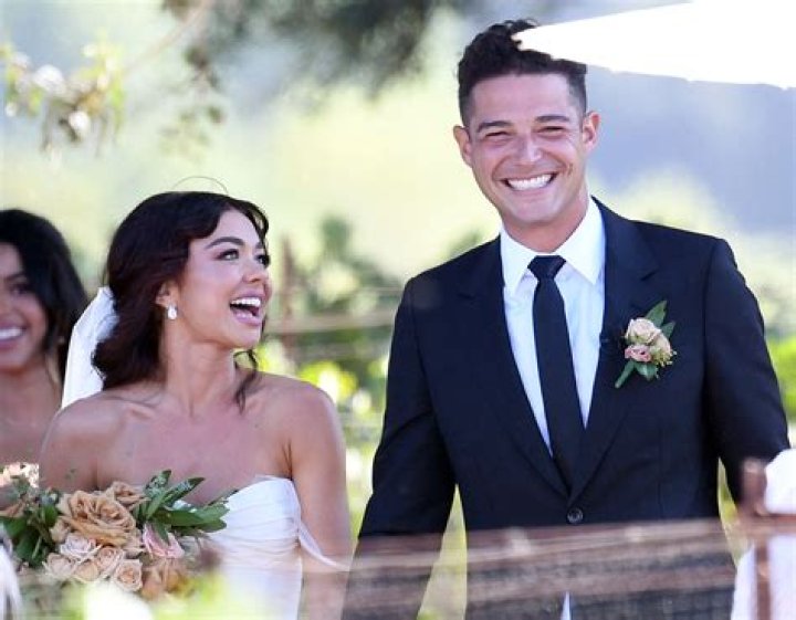 Who is Sarah Hyland Dating? | Relationships Boyfriend Husband