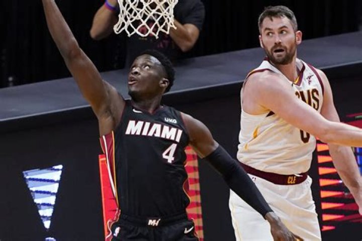 With an apparent knee injury, Victor Oladipo leaves the Lakers-Heat game