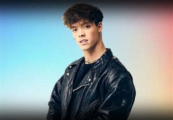 Zach Herron (Singer) Wiki, Biography, Age, Girlfriends, Family, Facts and More